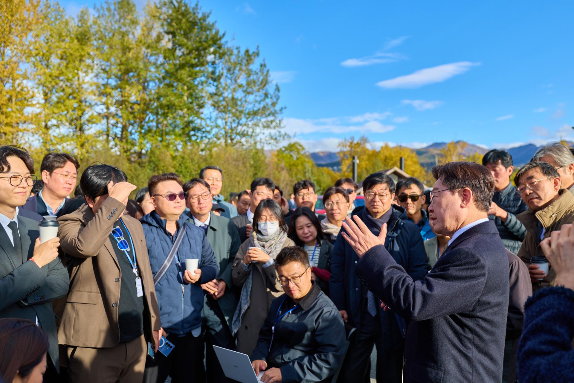 Lee holds coffee meeting with reporters in Alaska en route to Seoul