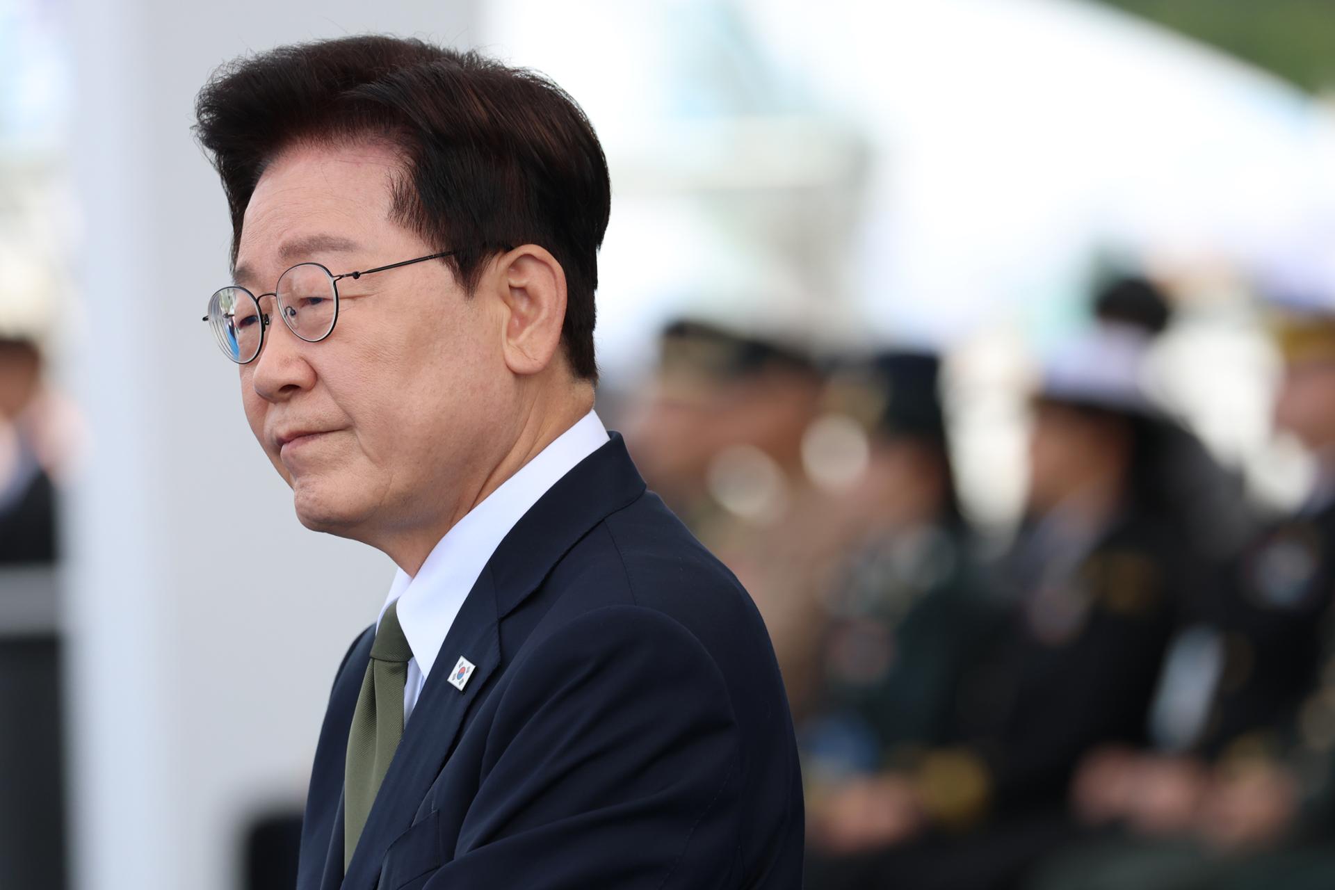 Lee's approval rating dips after 2-week rise: poll