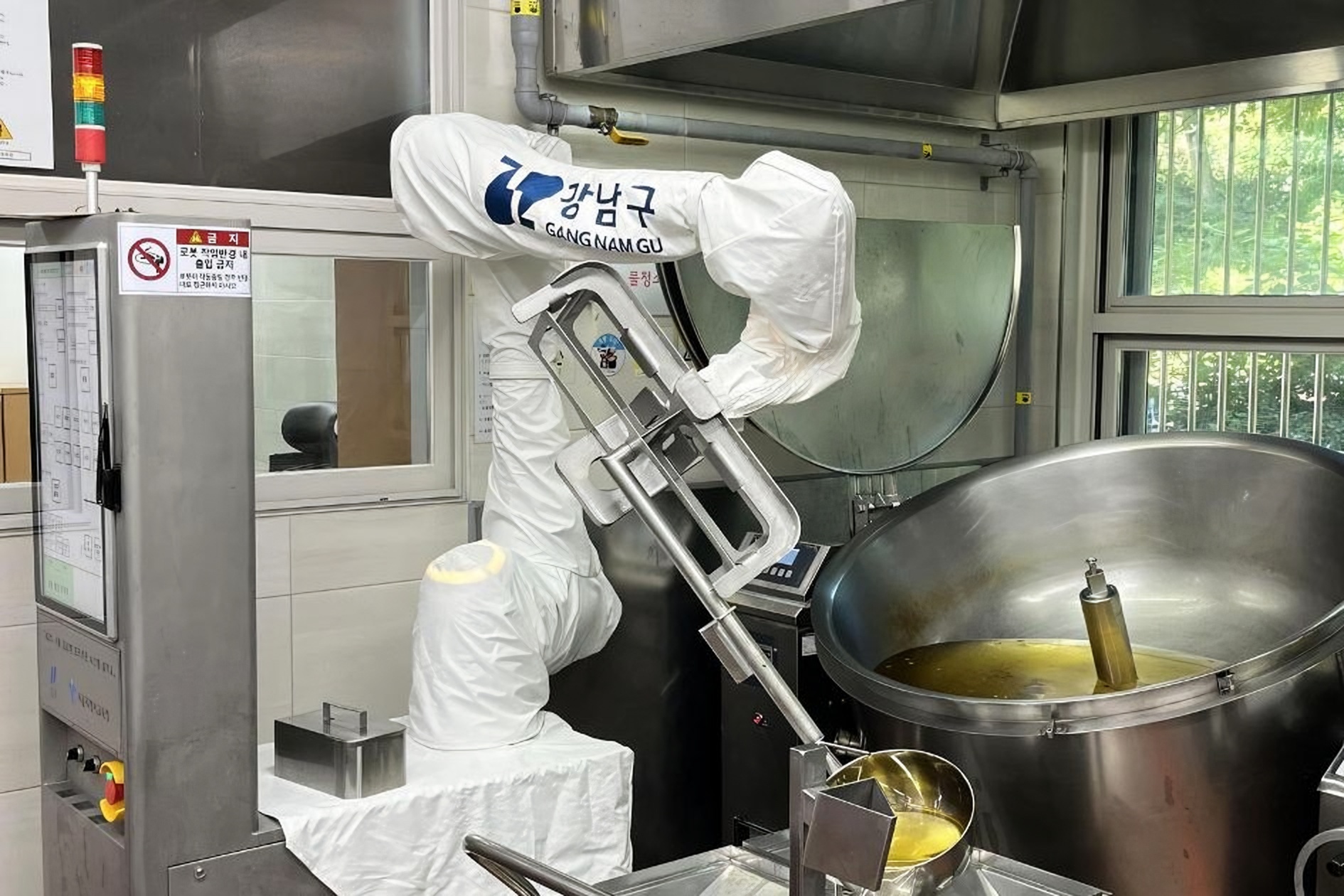 Robotic arms take over school kitchen duties in southern Seoul
