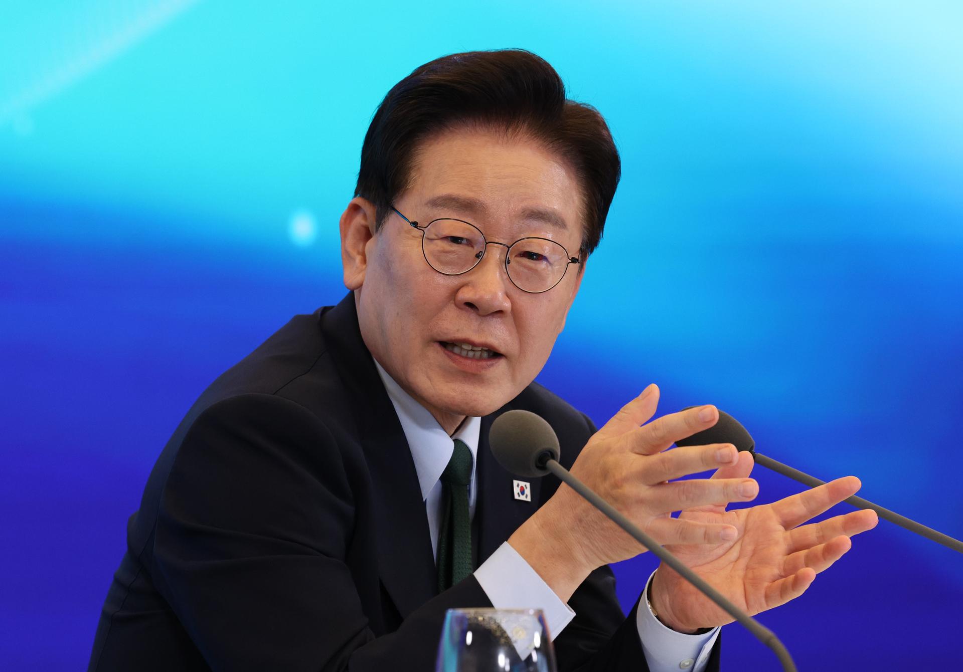 Lee hails Korean writing system as 'face' of country on 100th Hangeul Day