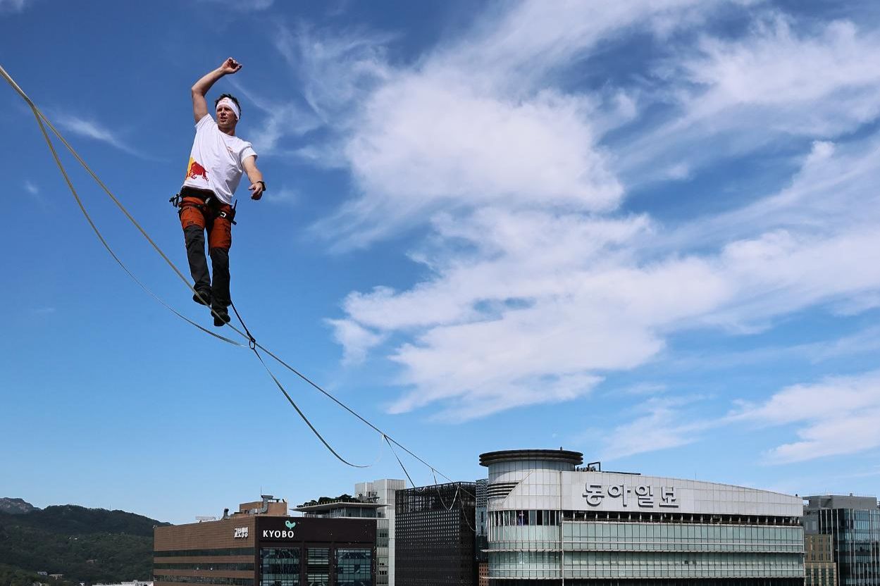 COVER STORY 120 meters above Seoul, slackliner stuns crowds