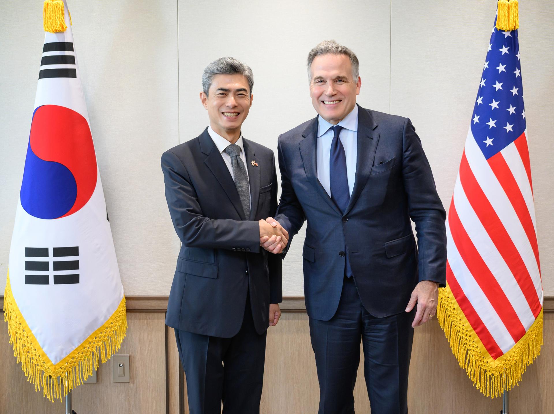 Defense chief discusses shipbuilding cooperation with U.S. senator