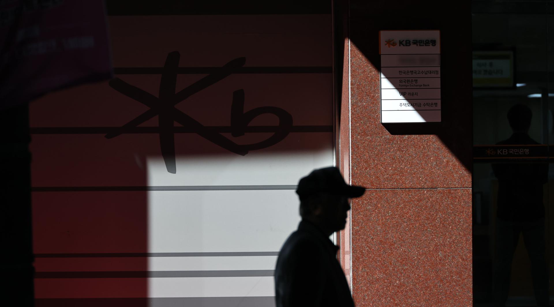 Chinese-speaking hacker possibly linked to AI-driven attacks on S. Korean banks: report