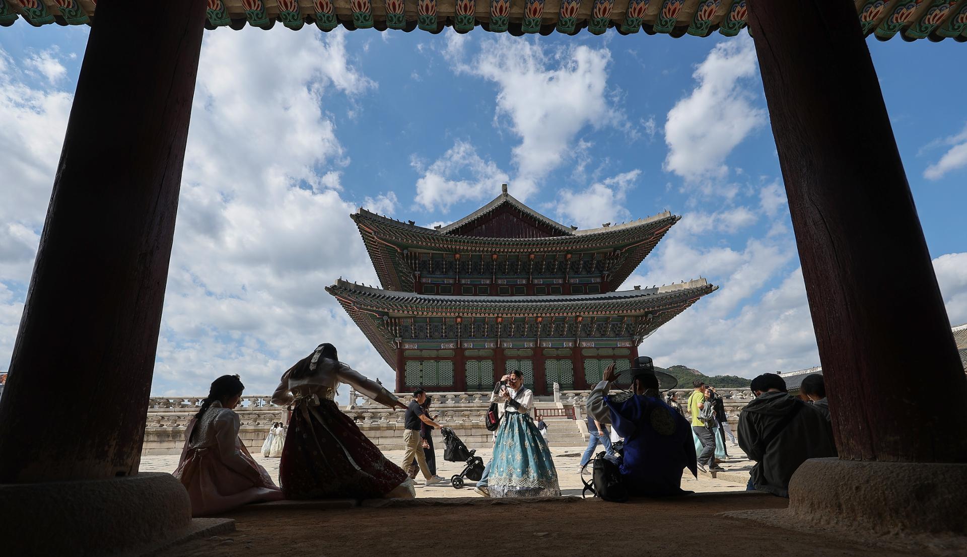 Gov't 'undecided' on plan to raise admission fees to royal palaces, tombs