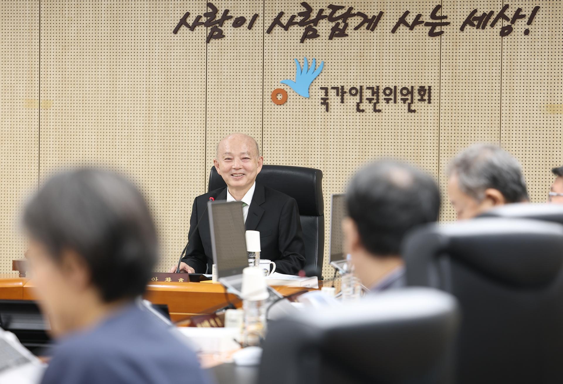 Rights watchdog scraps recommendation on Yoon's right to defense, plans apology