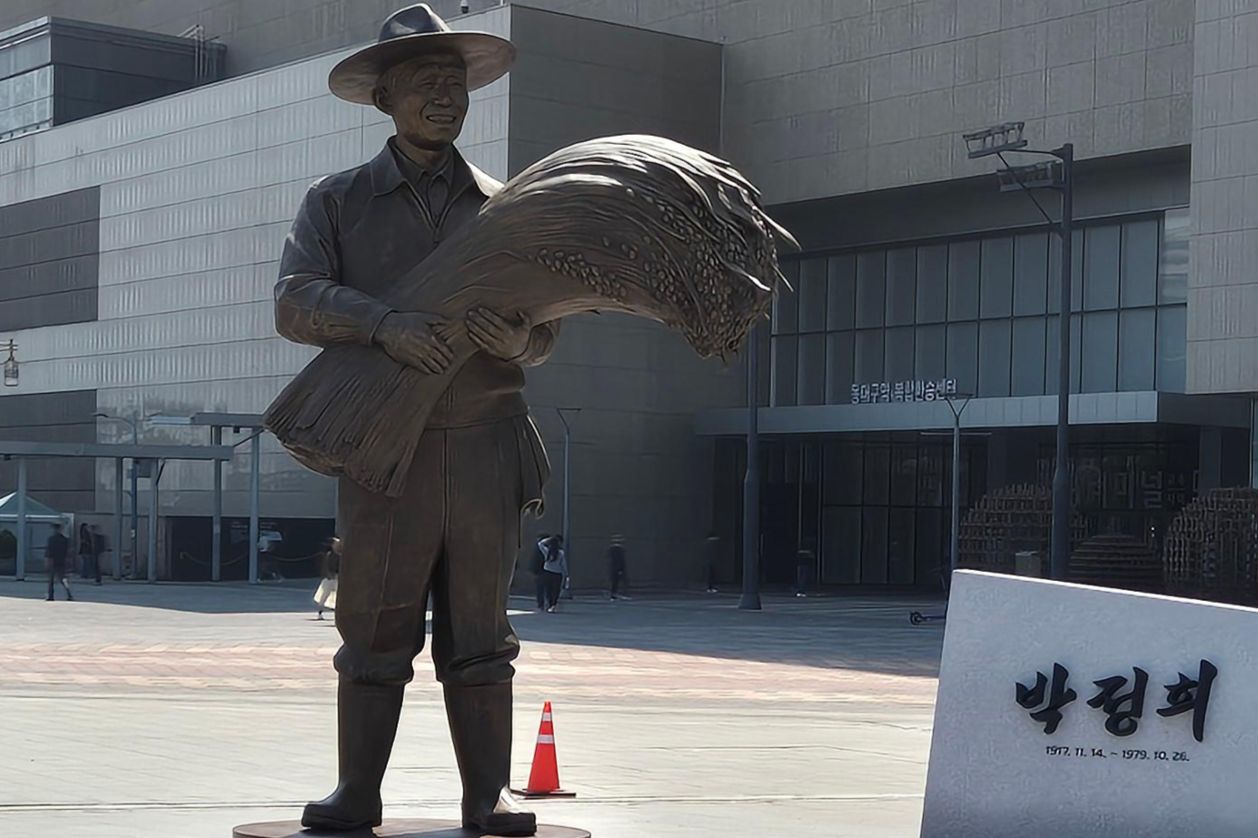 Court dismisses request to remove statue of ex-President Park Chung-hee in Daegu