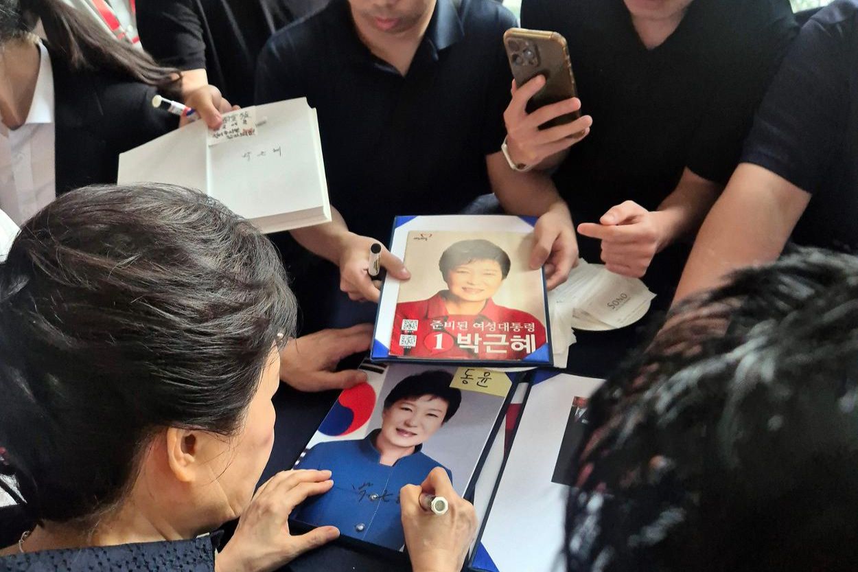 Park Geun-hye releases handwritten letter from her late father amid film controversy