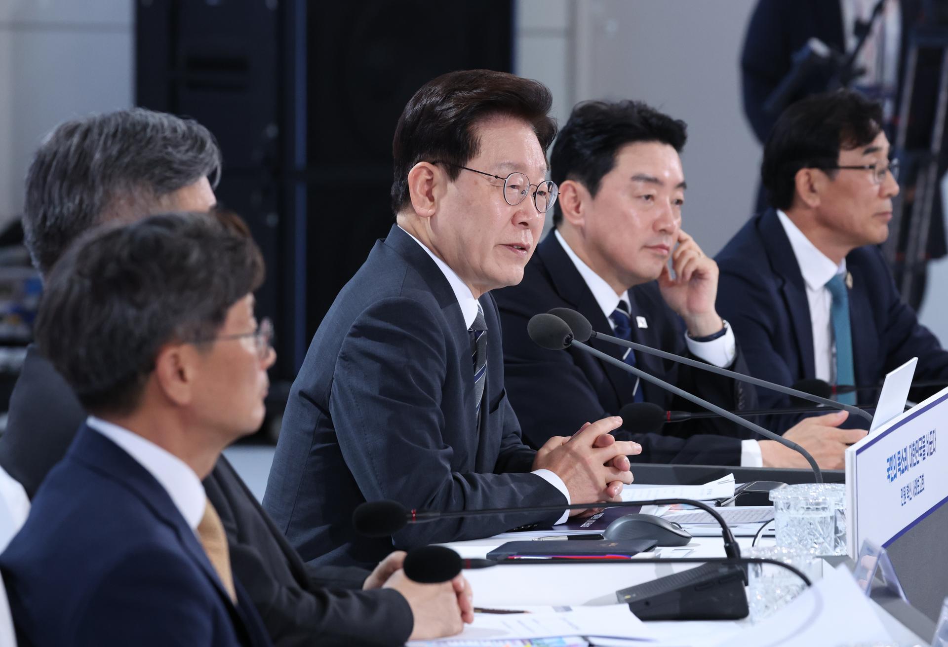 Lee calls for breaking off from 'vicious cycle of hostility' for peace