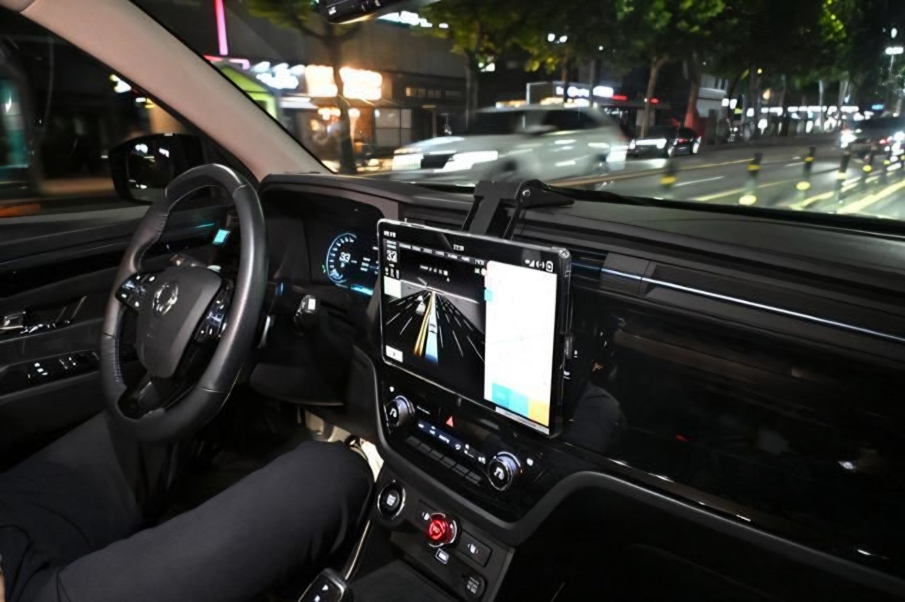 Bus, taxi workers feel vulnerable over self-driving future