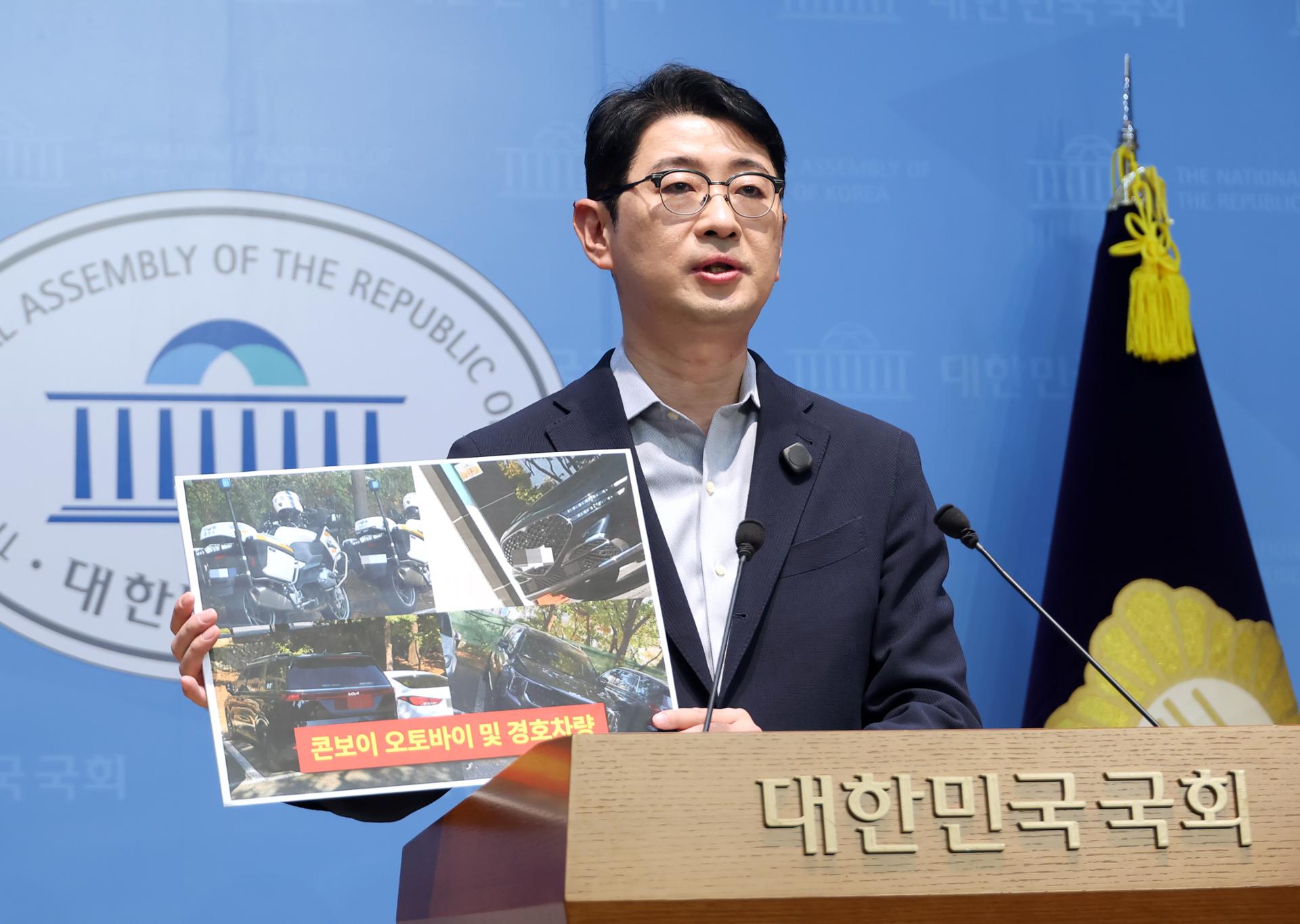Cheong Wa Dae makes rare disclosure of Lee's golf outing ahead of opposition attack
