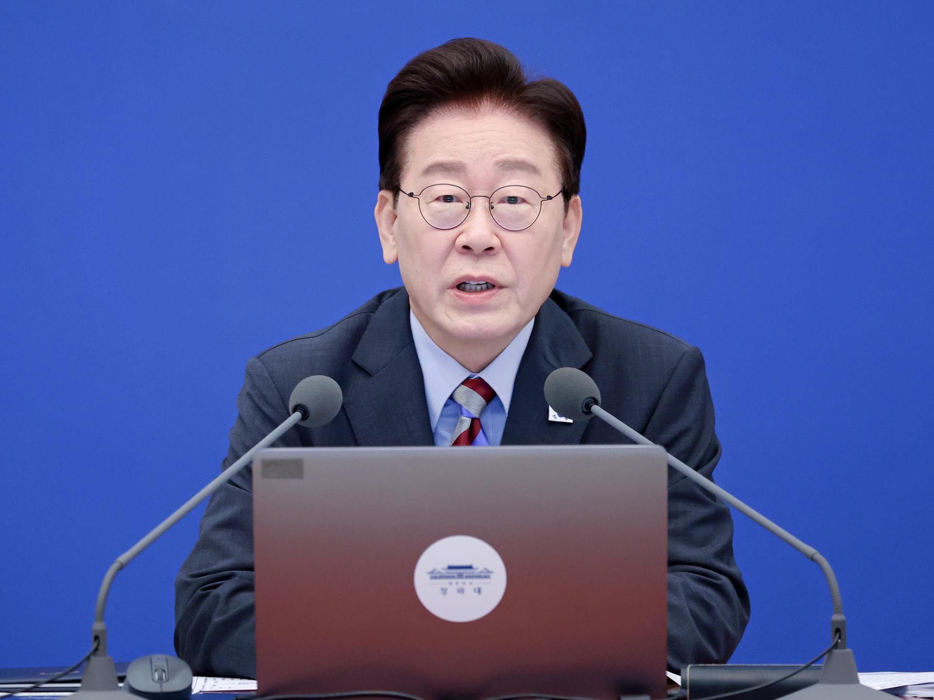 Lee visits soldiers injured by land mine in DMZ, pledges due compensation