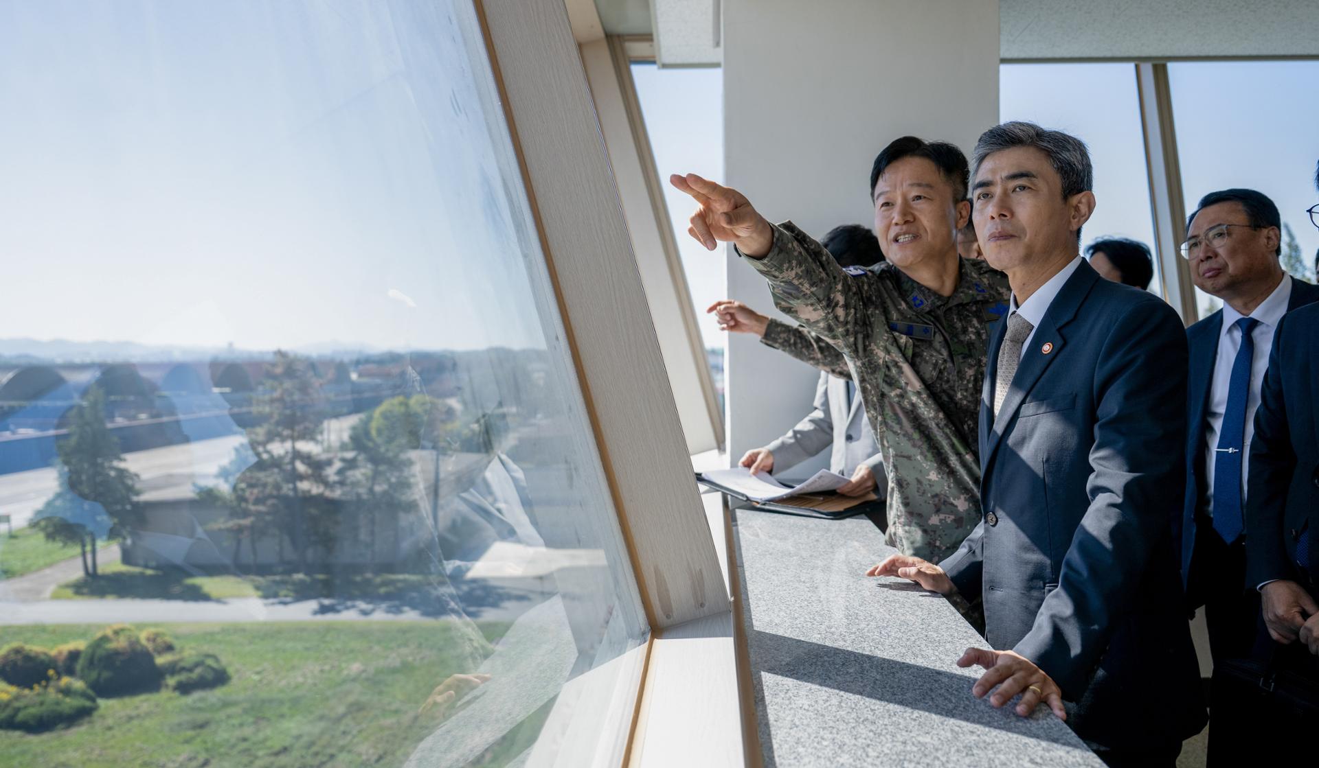 Defense chief visits Gwangju air base amid planned relocation for chip project