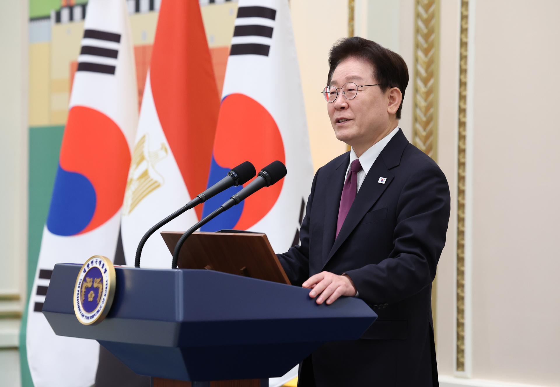 Lee vows to communicate more directly with public: official